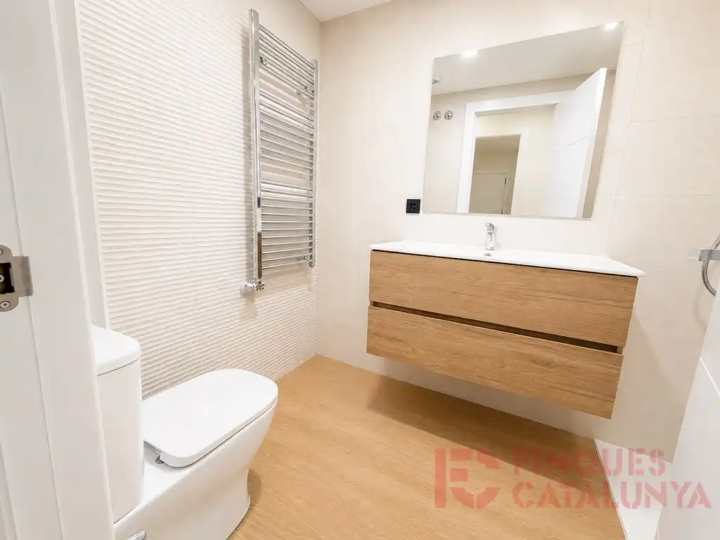Baño de Piso en venta en Girona con Calefacción y Balcón