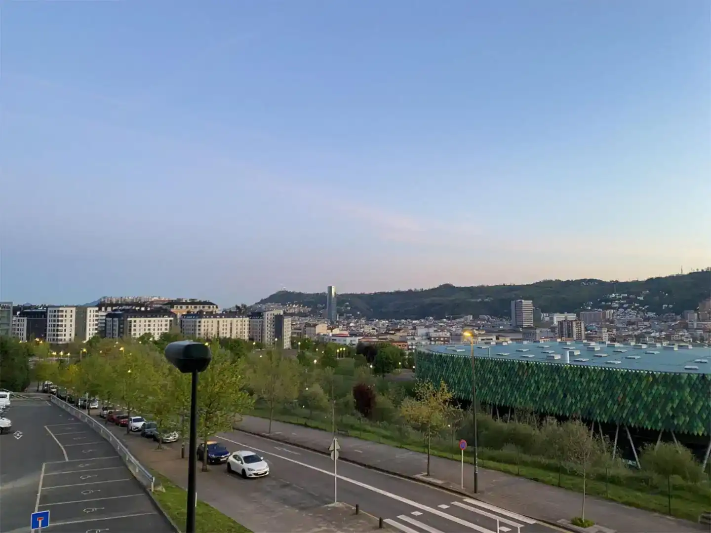Vista exterior de Pis en venda en Bilbao  amb Balcó