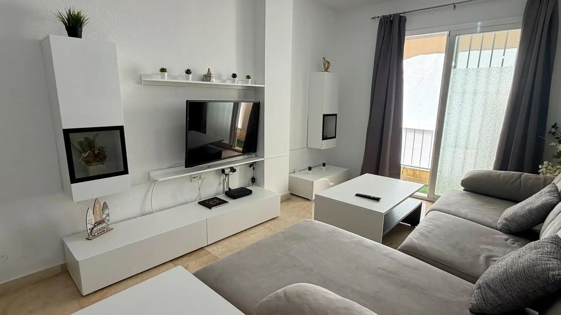 Sala de estar de Apartamento de alquiler en Benalmádena con Aire acondicionado, Calefacción y Terraza