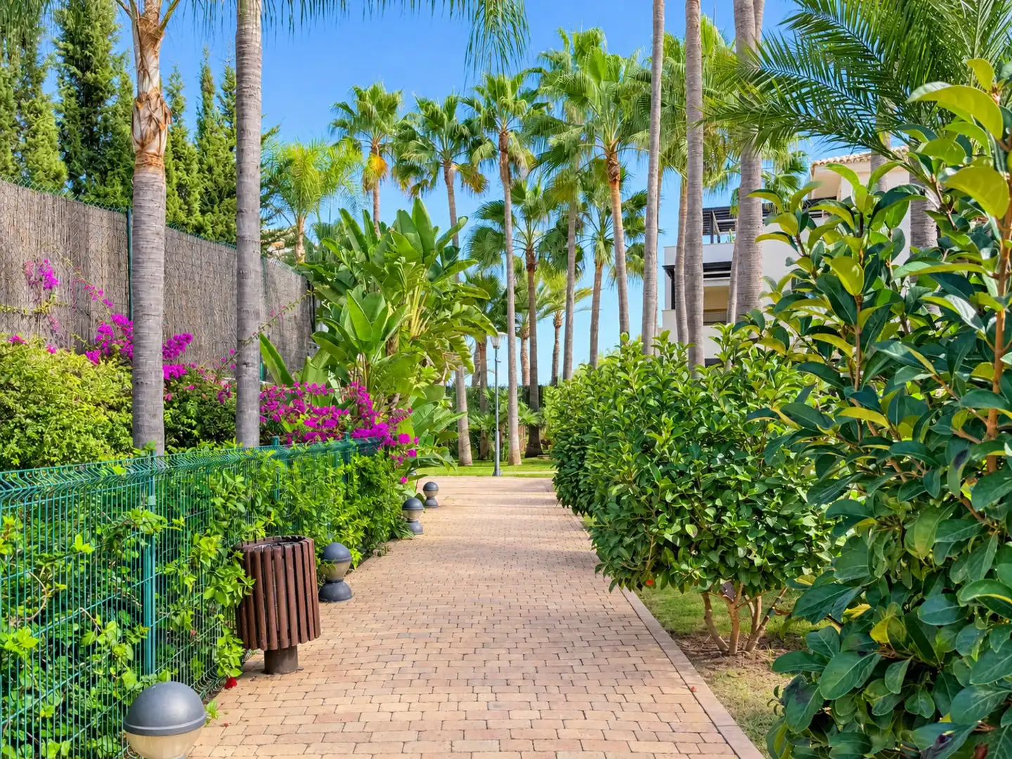 Außenansicht von Wohnungen zum Verkauf in Marbella mit Klimaanlage, Terrasse und Schwimmbad