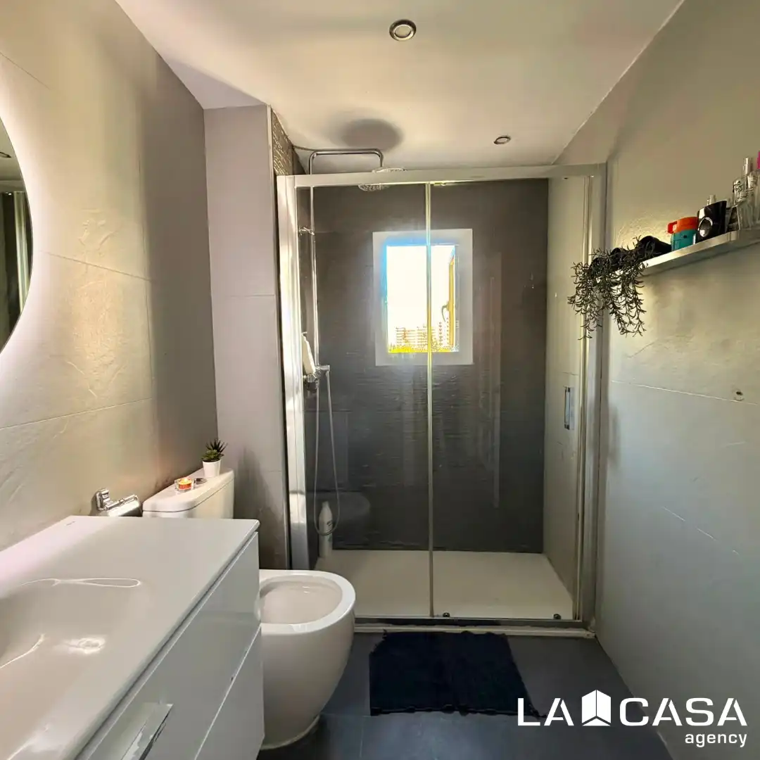 Bathroom of Flat for sale in Sevilla  with Heating and Terrace