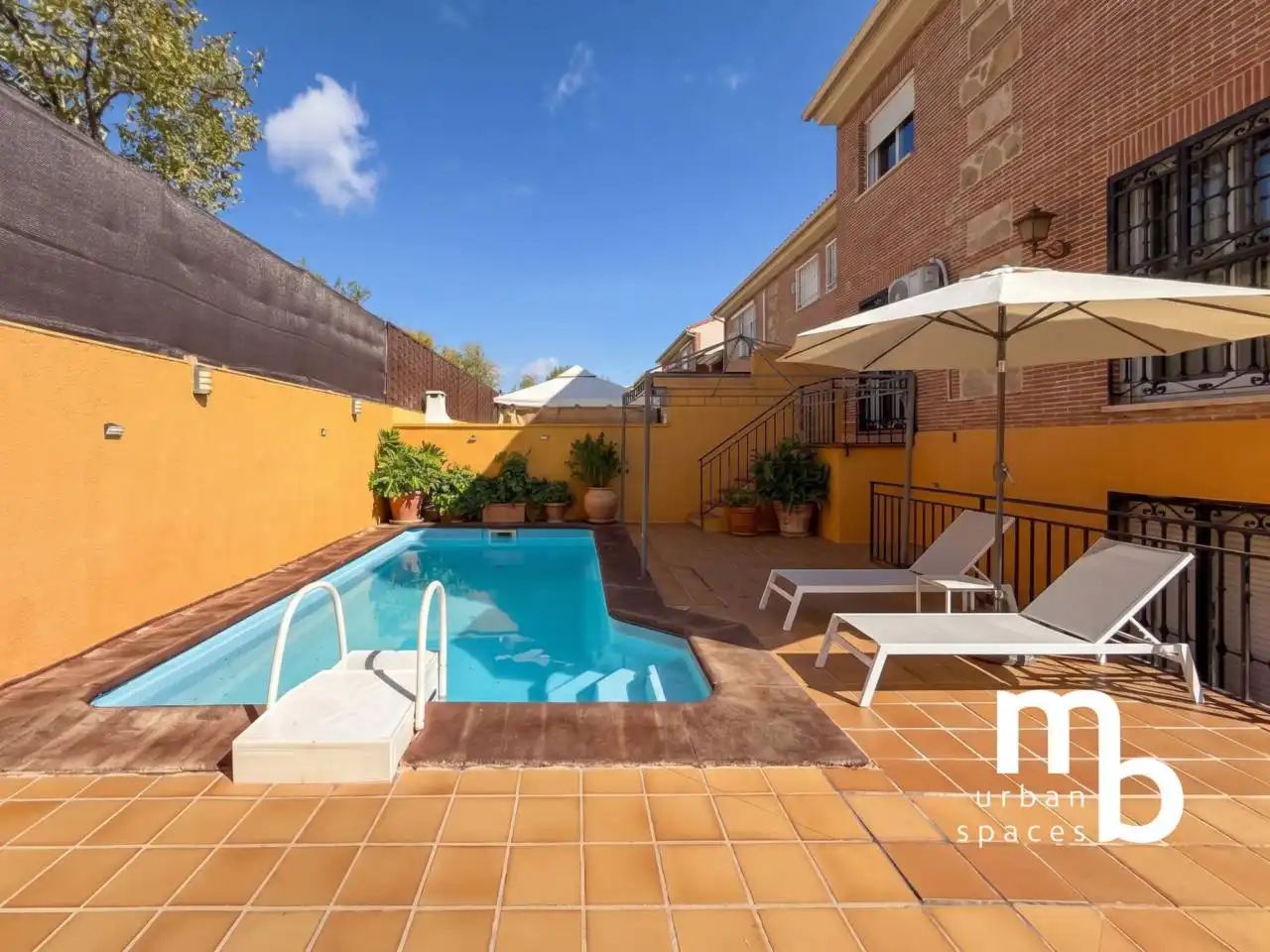 Piscina de Casa adosada en venda en Covadonga - Los Manzanos