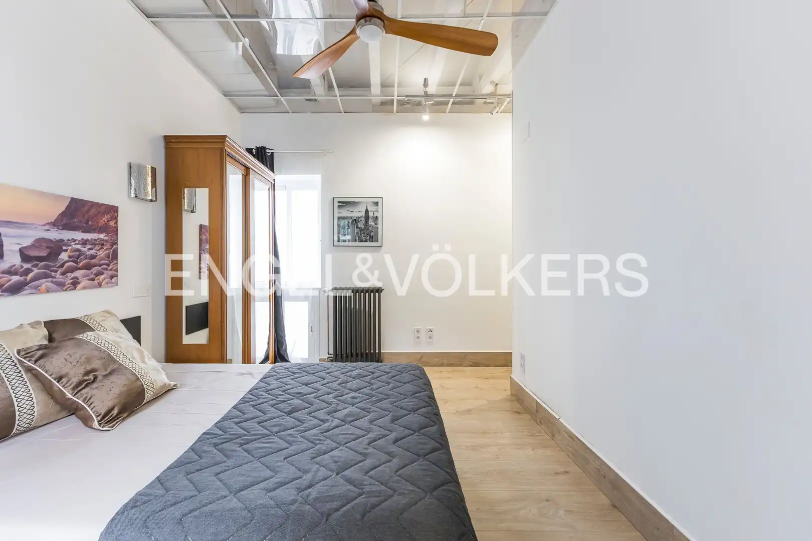 Schlafzimmer von Dachboden zur Miete in Madrid mit Klimaanlage, Heizung und Parkett