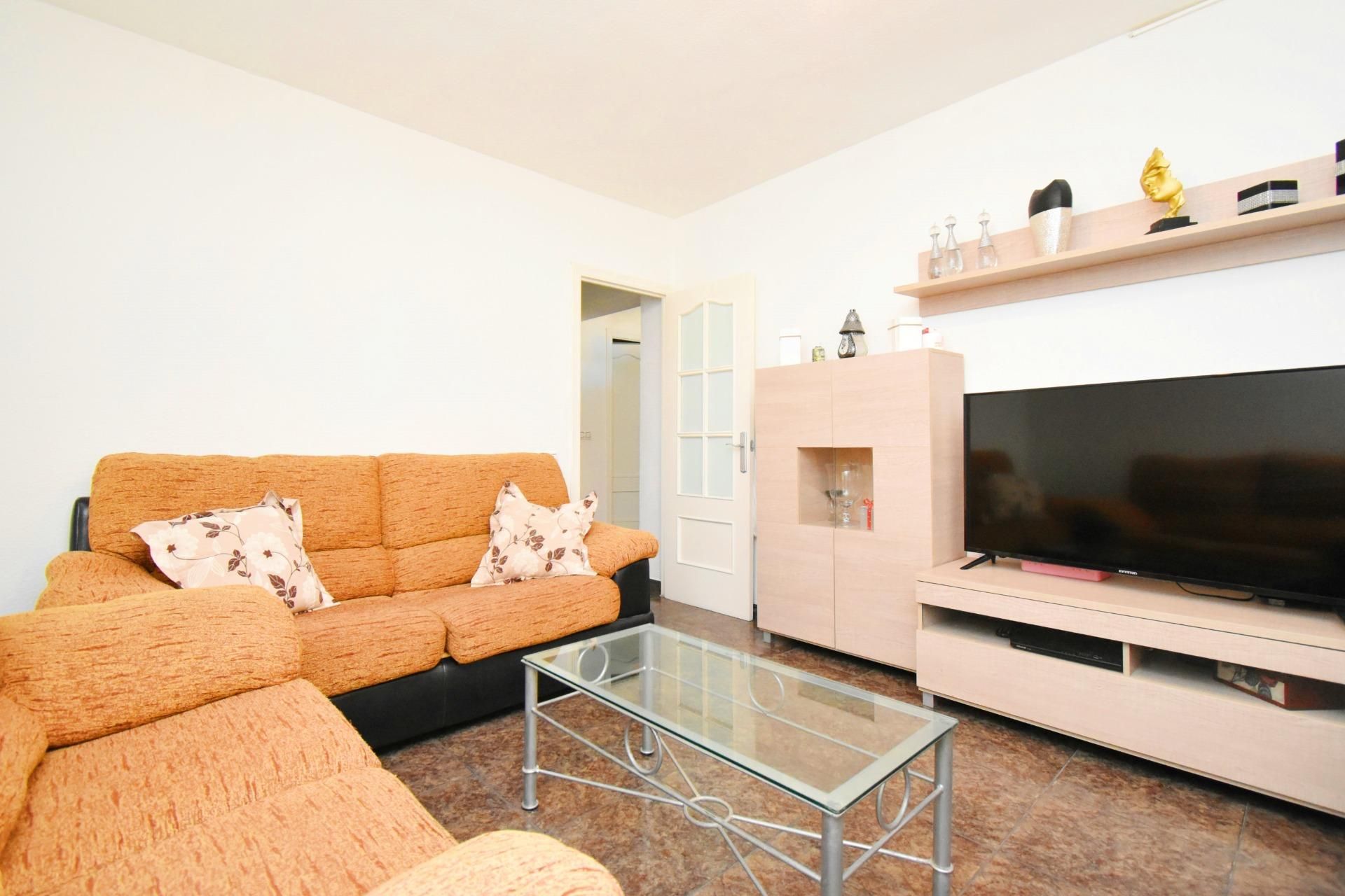 Sala d'estar de Casa adosada en venda en Roquetas de Mar amb Aire condicionat i Terrassa