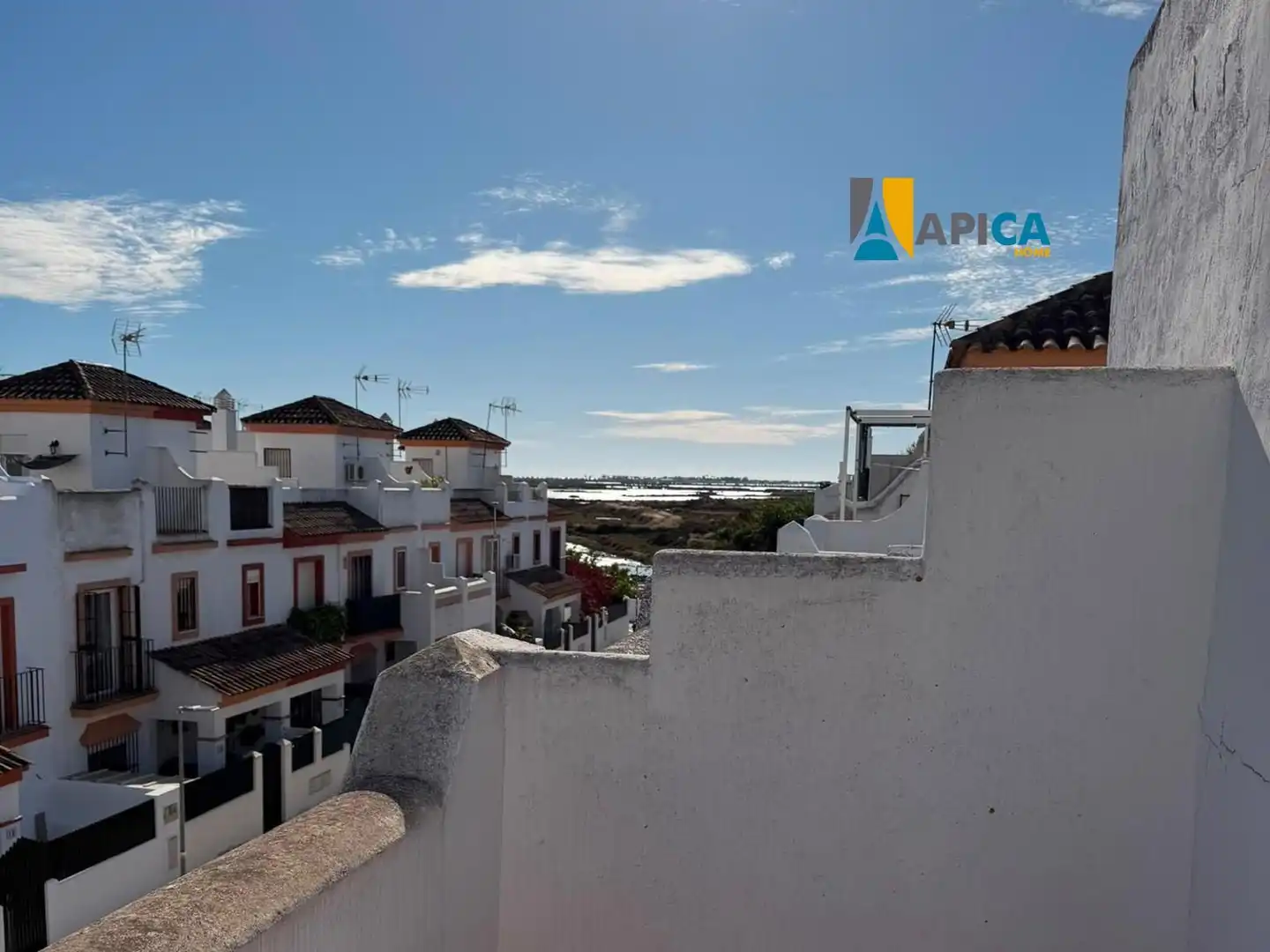 Vista exterior de Casa adosada en venta en Chiclana de la Frontera con Terraza, Piscina y Piscina comunitaria