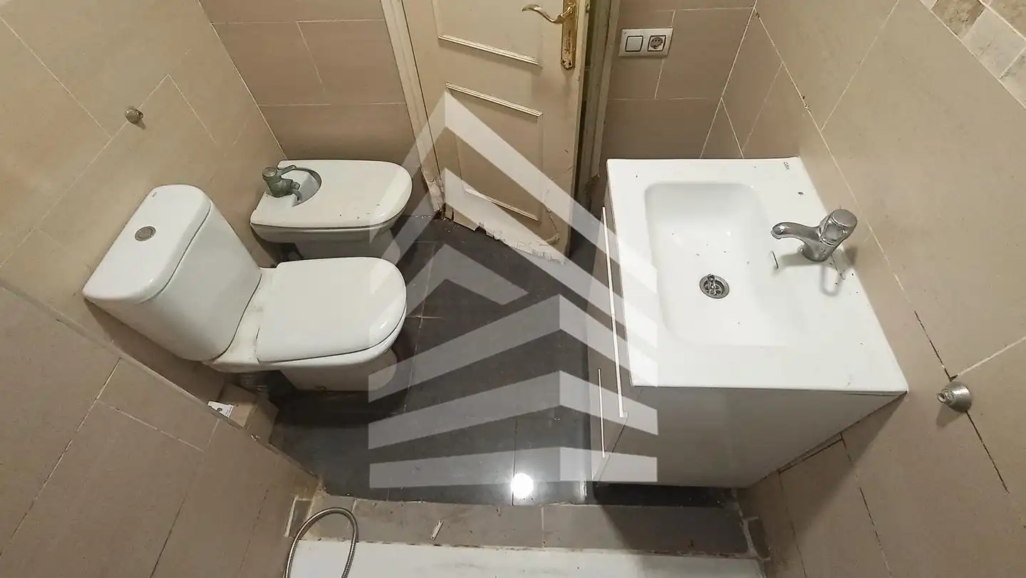Badezimmer von Wohnung zum Verkauf in Barcelona mit Heizung und Balkon