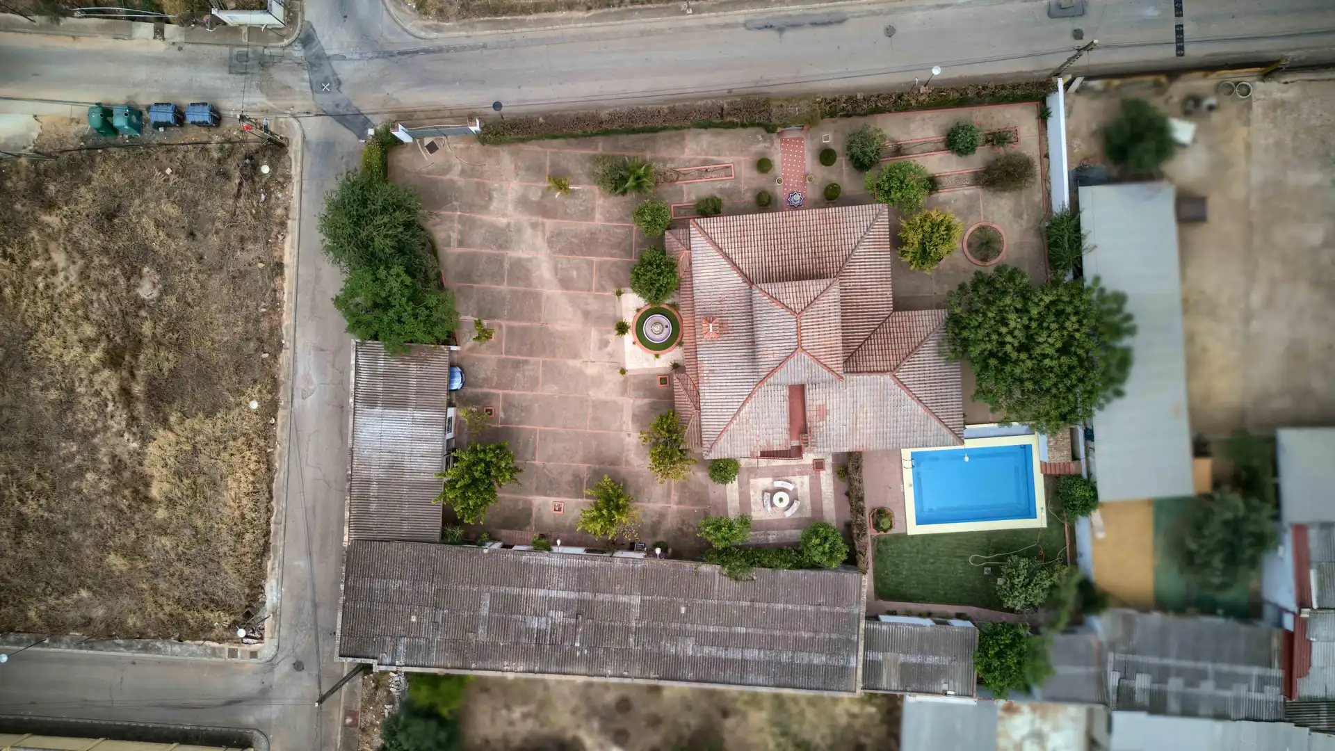 Vista exterior de Casa o xalet en venda en Carmona amb Jardí privat, Terrassa i Piscina