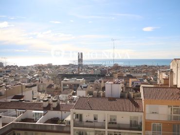 Àtic amb balcó en venda a Ronda General Prim