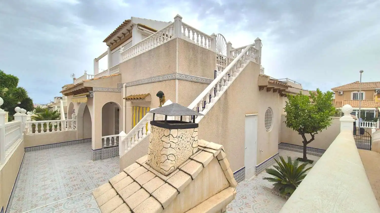 Vista exterior de Casa o xalet en venda en Torrevieja amb Traster, Piscina i Moblat