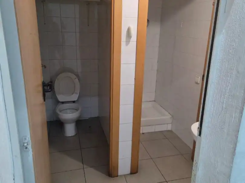 Bathroom of Commercial properties for rent in Gorg - Progrés