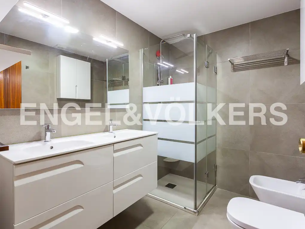 Bathroom of Flat for rent in Valencia  with Air Conditioner, Heating and Terrace