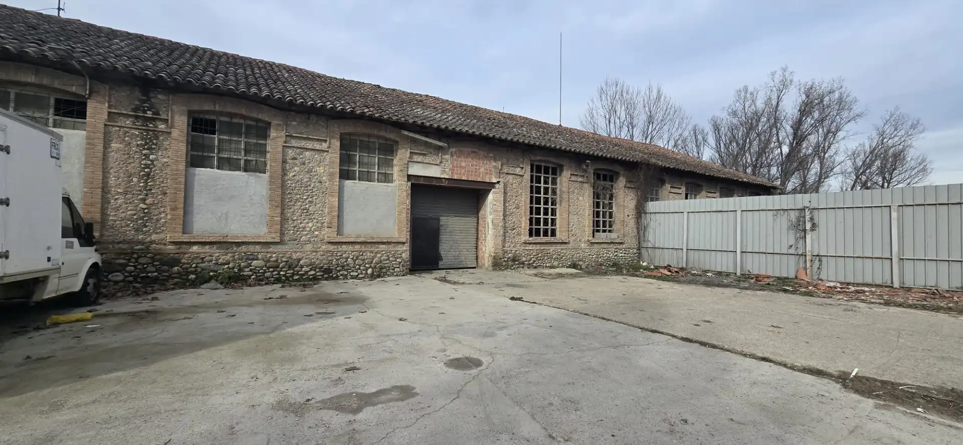 Außenansicht von Fabrikhallen zur Miete in Manlleu mit Alarm
