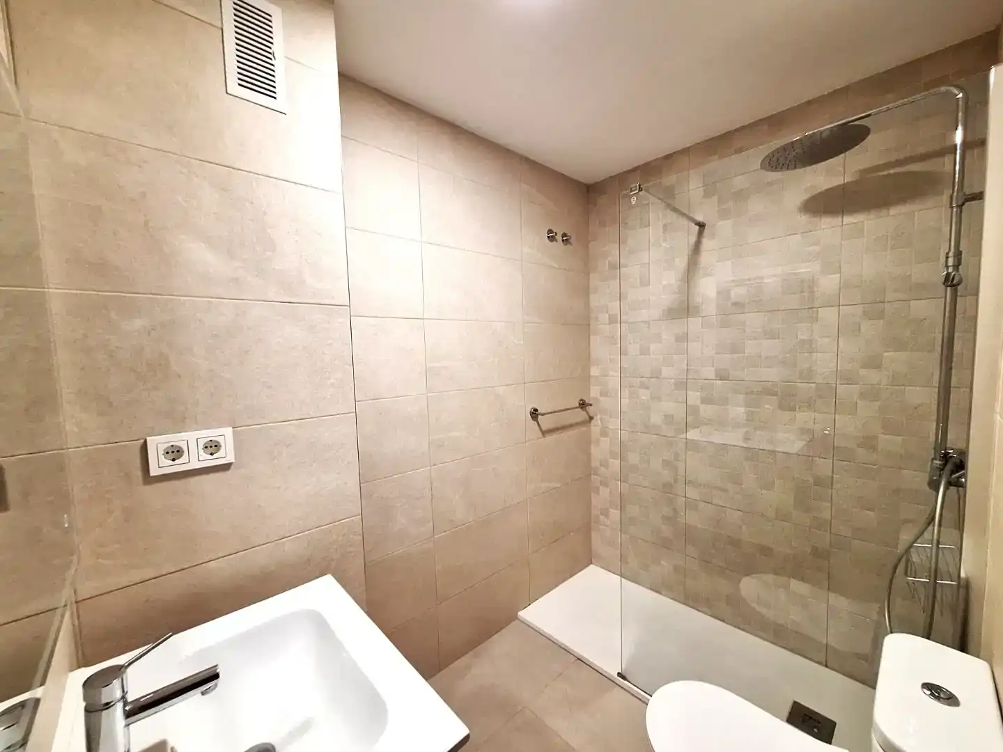 Badezimmer von Wohnung zum Verkauf in Cheste mit Klimaanlage