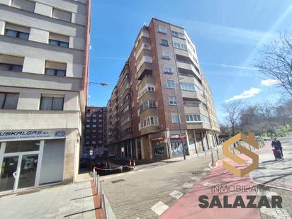 Vista exterior de Pis en venda en Bilbao  amb Balcó