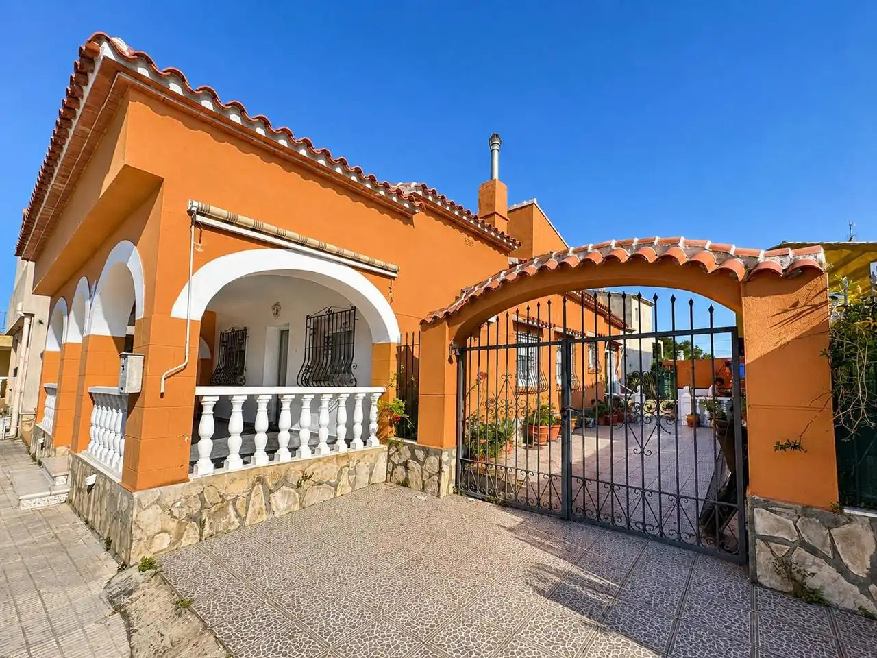 Vista exterior de Casa o xalet en venda en Oliva amb Aire condicionat