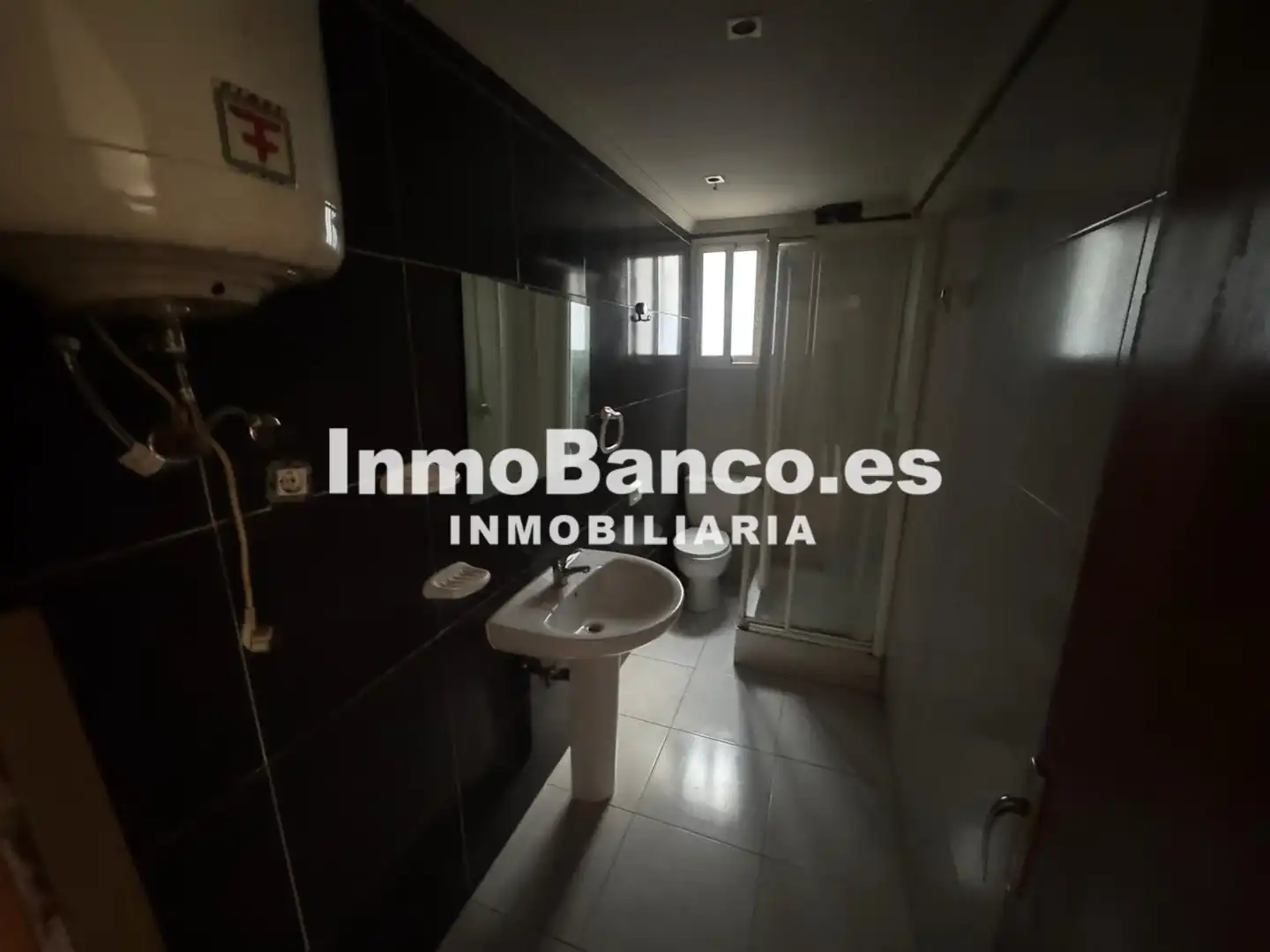 Baño de Piso en venta en Chiva con Balcón