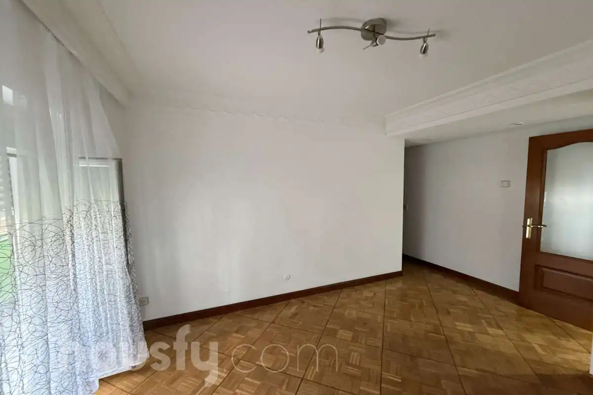 Schlafzimmer von Wohnung zur Miete in Madrid mit Heizung, Möbliert und Balkon