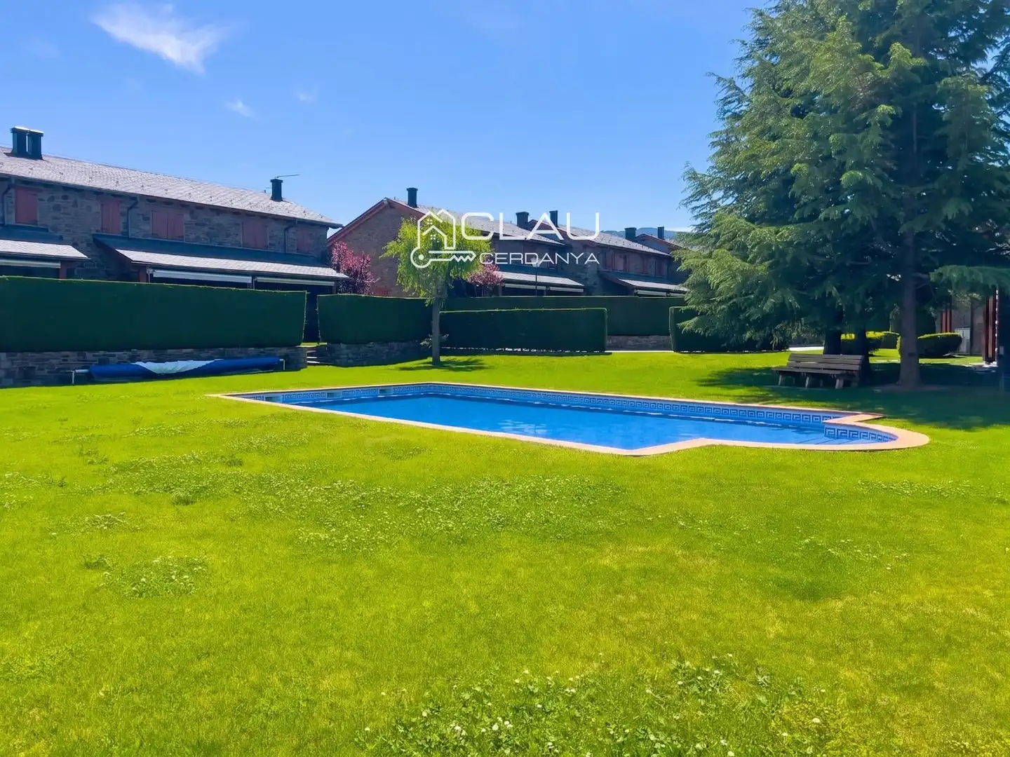 Schwimmbecken von Einfamilien-Reihenhaus zur Miete in Palau - de - Cerdagne mit Heizung, Privatgarten und Parkett