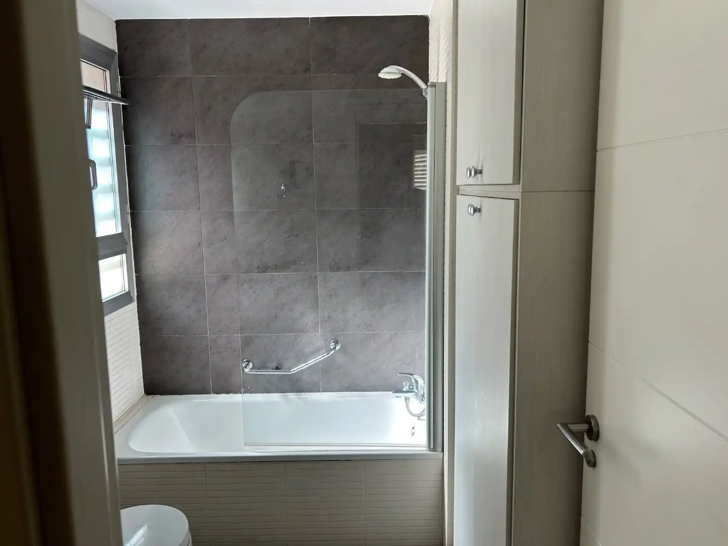 Baño de Piso de alquiler en Alhendín con Aire acondicionado, Calefacción y Jardín privado