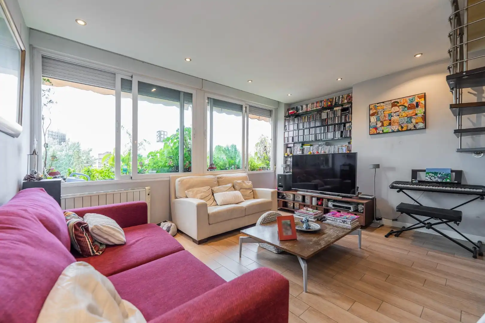 Wohnzimmer von Maisonette zum Verkauf in La Moraleja mit Klimaanlage, Heizung und Privatgarten