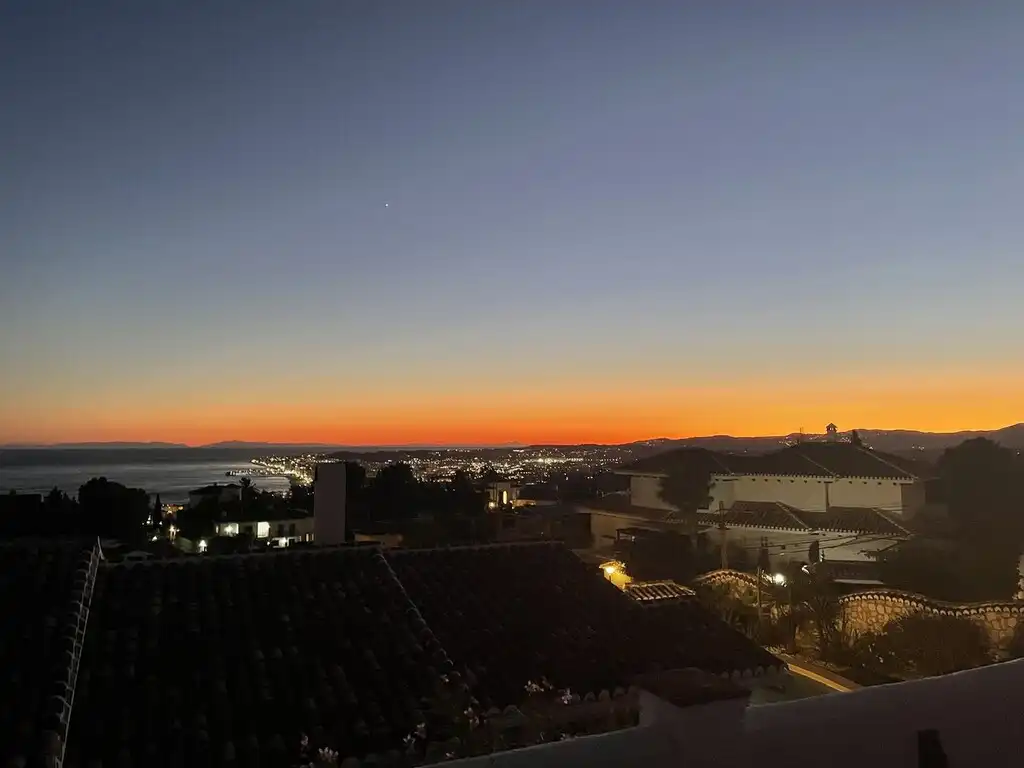 Vista exterior de Casa o xalet en venda en Benalmádena amb Aire condicionat, Jardí privat i Terrassa