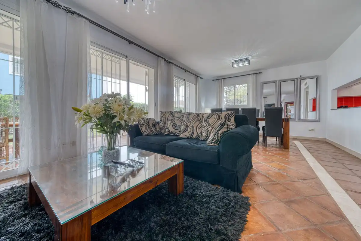Sala de estar de Casa o chalet en venta en Manilva con Aire acondicionado, Jardín privado y Terraza