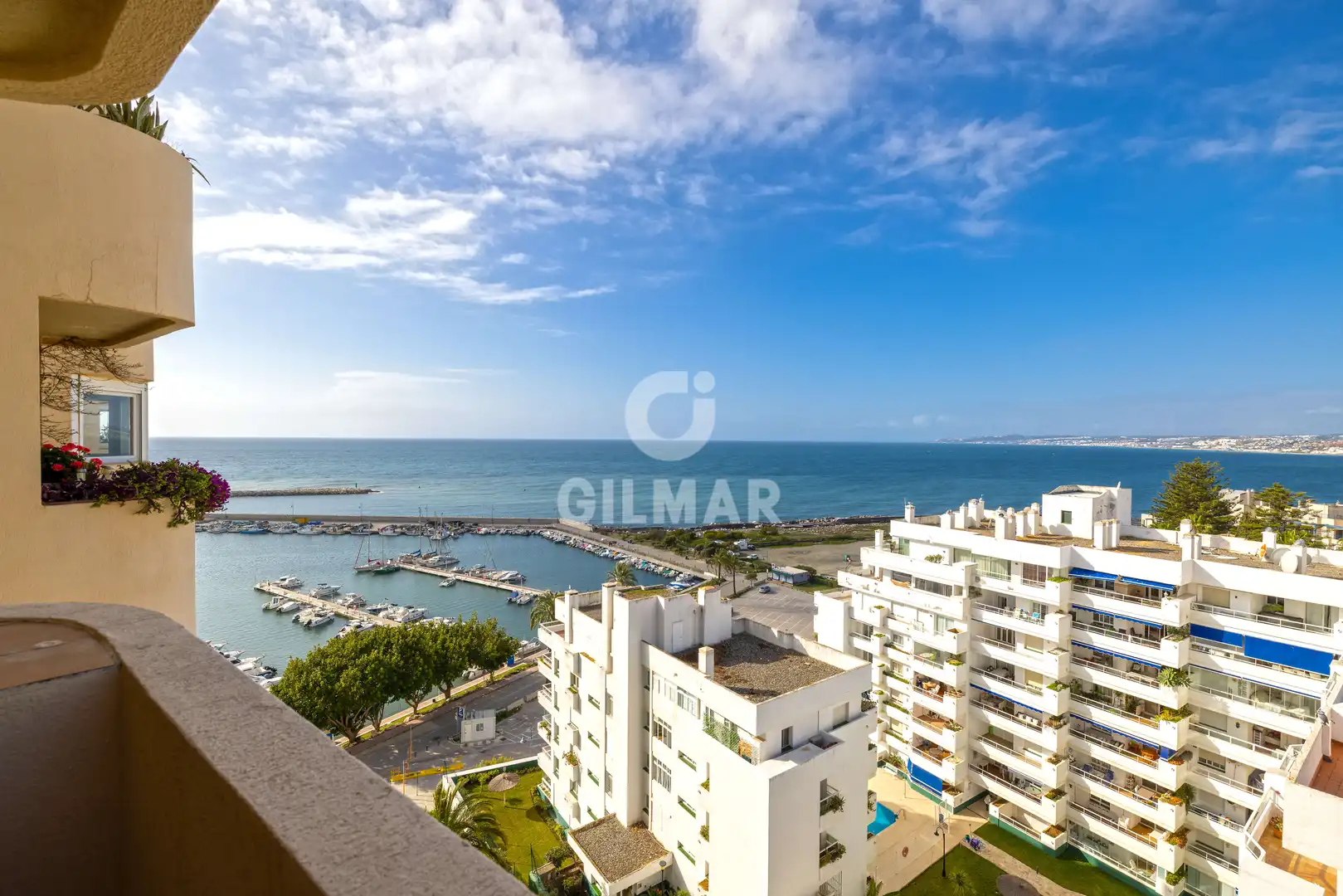 Vista exterior de Dúplex en venta en Estepona con Piscina y Balcón