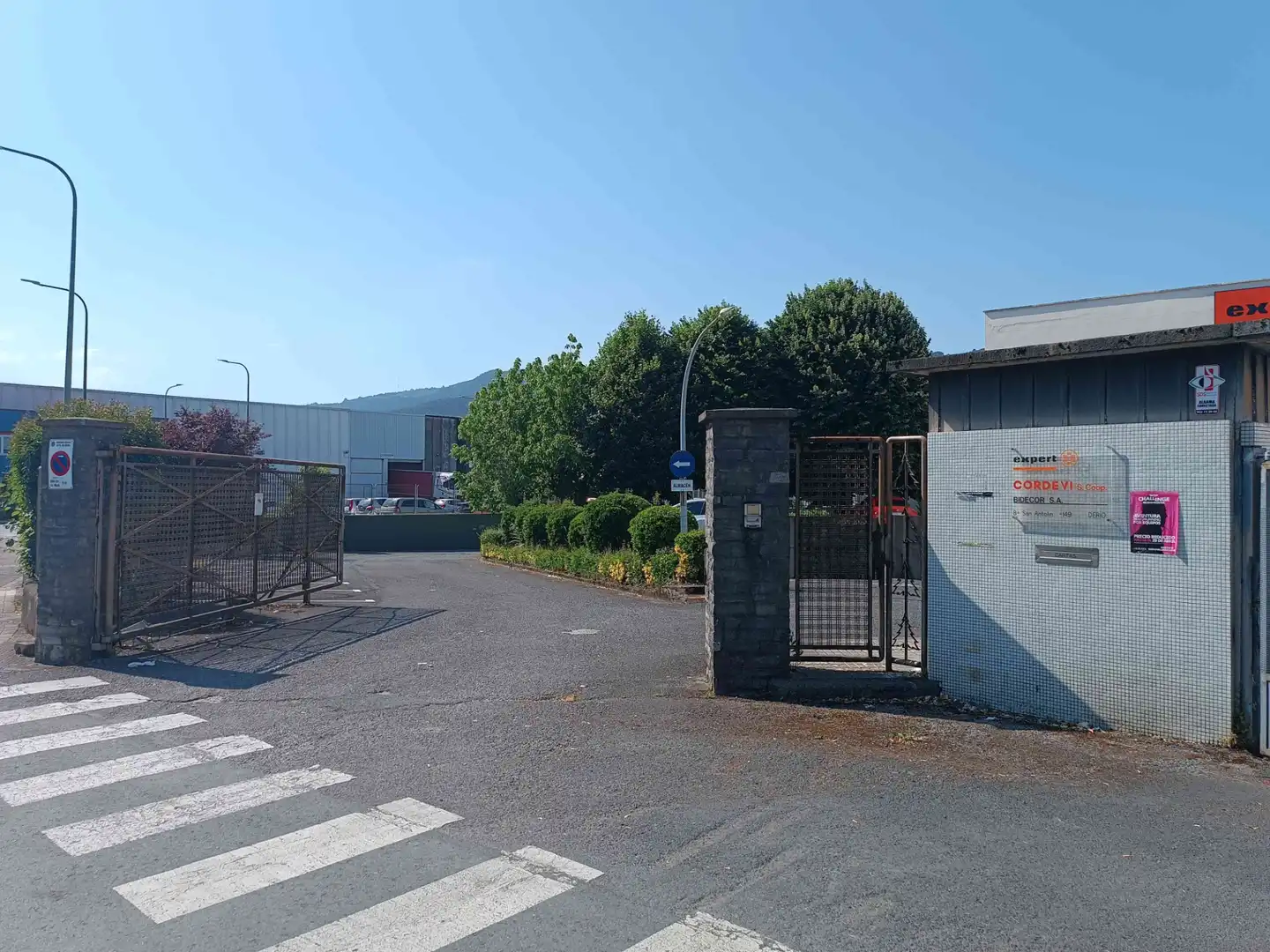 Vista exterior de Nave industrial en venta en Derio