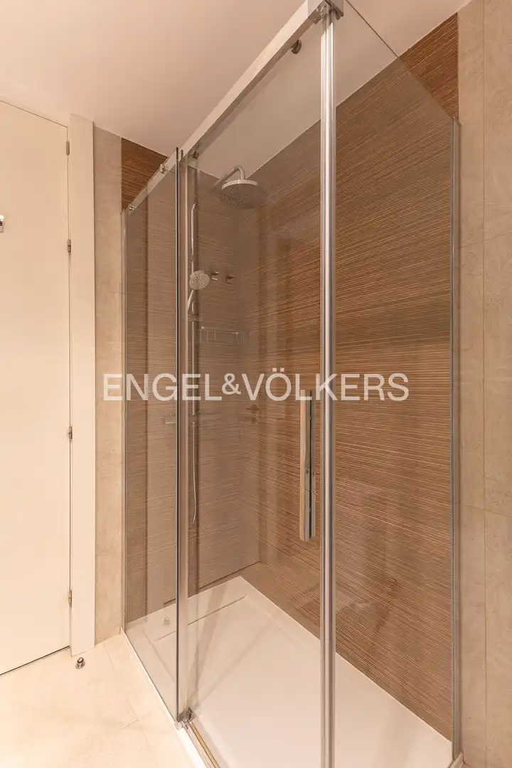 Badezimmer von Wohnung zur Miete in Madrid mit Klimaanlage, Heizung und Parkett