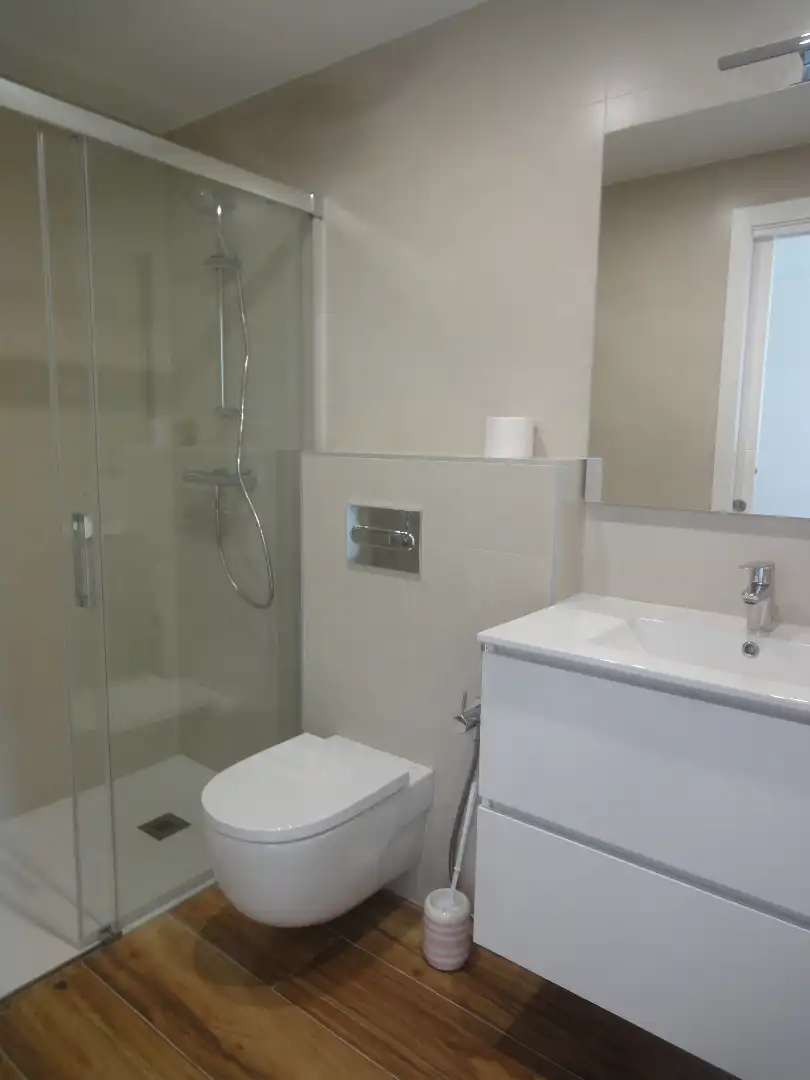 Badezimmer von Wohnung zur Miete in Bilbao  mit Heizung, Möbliert und Balkon