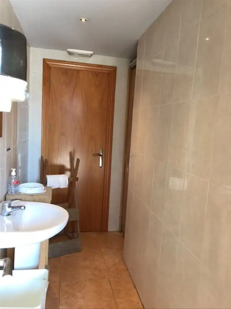 Badezimmer von Fabrikhallen zur Miete in La Llagosta mit Heizung