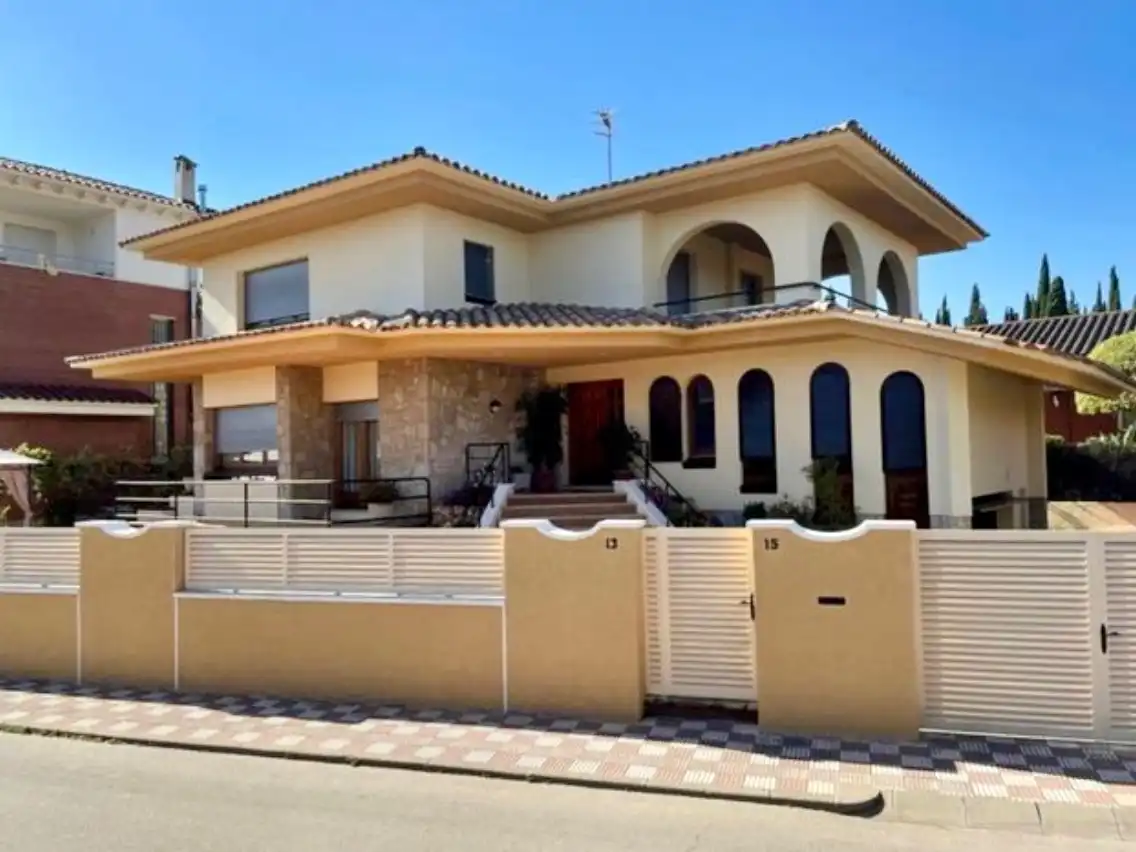 Villa mit Garten zum Verkauf in Passeig de la creu trencada 13-15