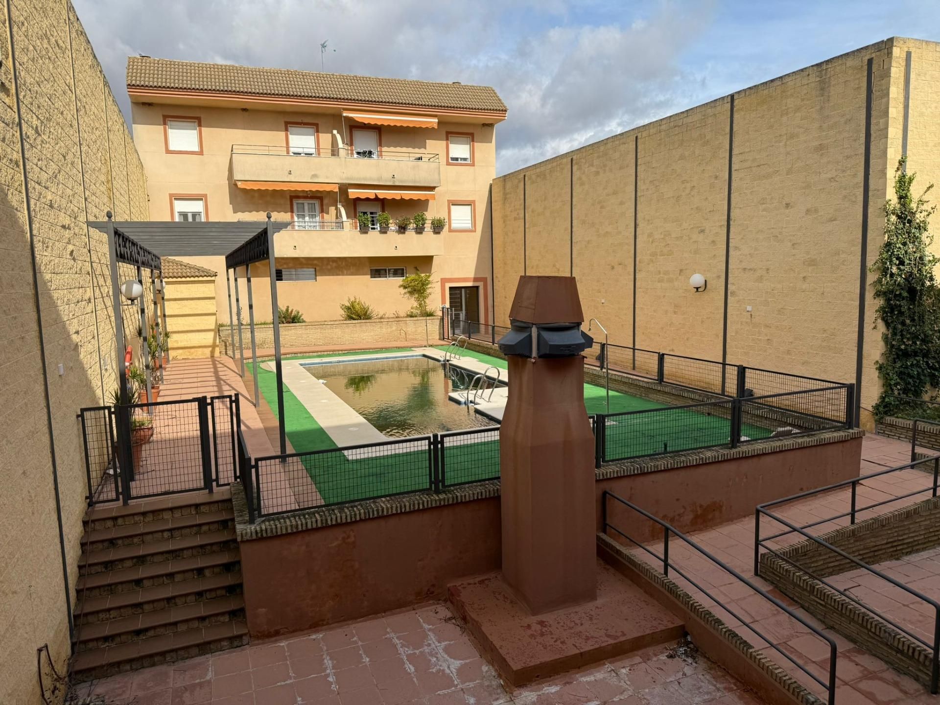 Piscina de Pis en venda en Pilas amb Terrassa, Traster i Piscina comunitària