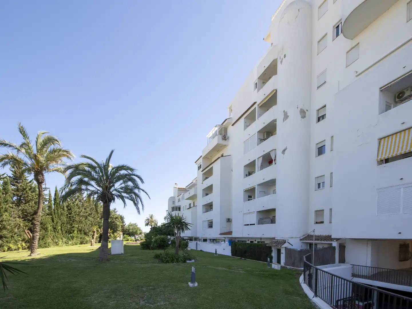Vista exterior de Apartament en venda en Estepona amb Terrassa, Piscina i Piscina comunitària