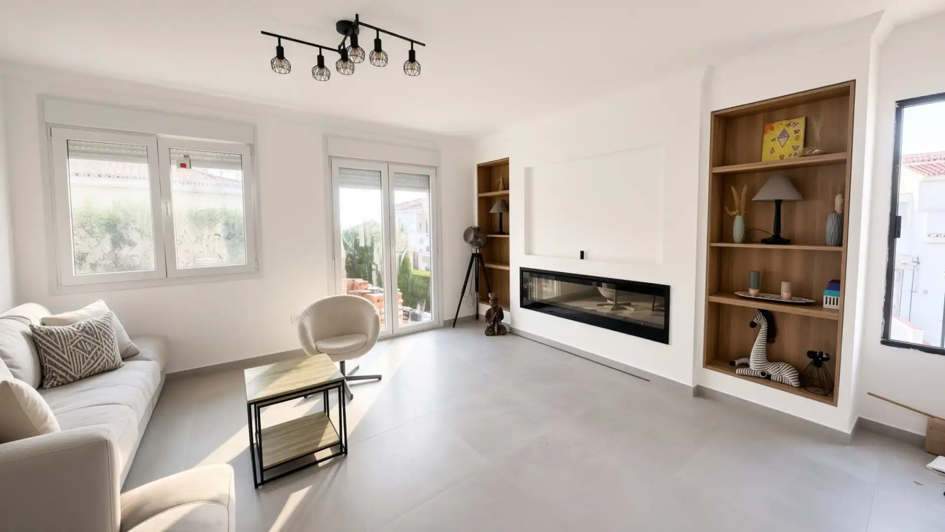 Sala d'estar de Casa o xalet en venda en Manilva amb Aire condicionat, Jardí privat i Terrassa