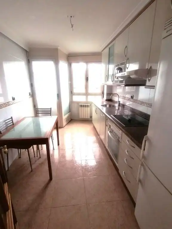 Cuina de Pis en venda en Gijón  amb Calefacció, Parquet i Terrassa