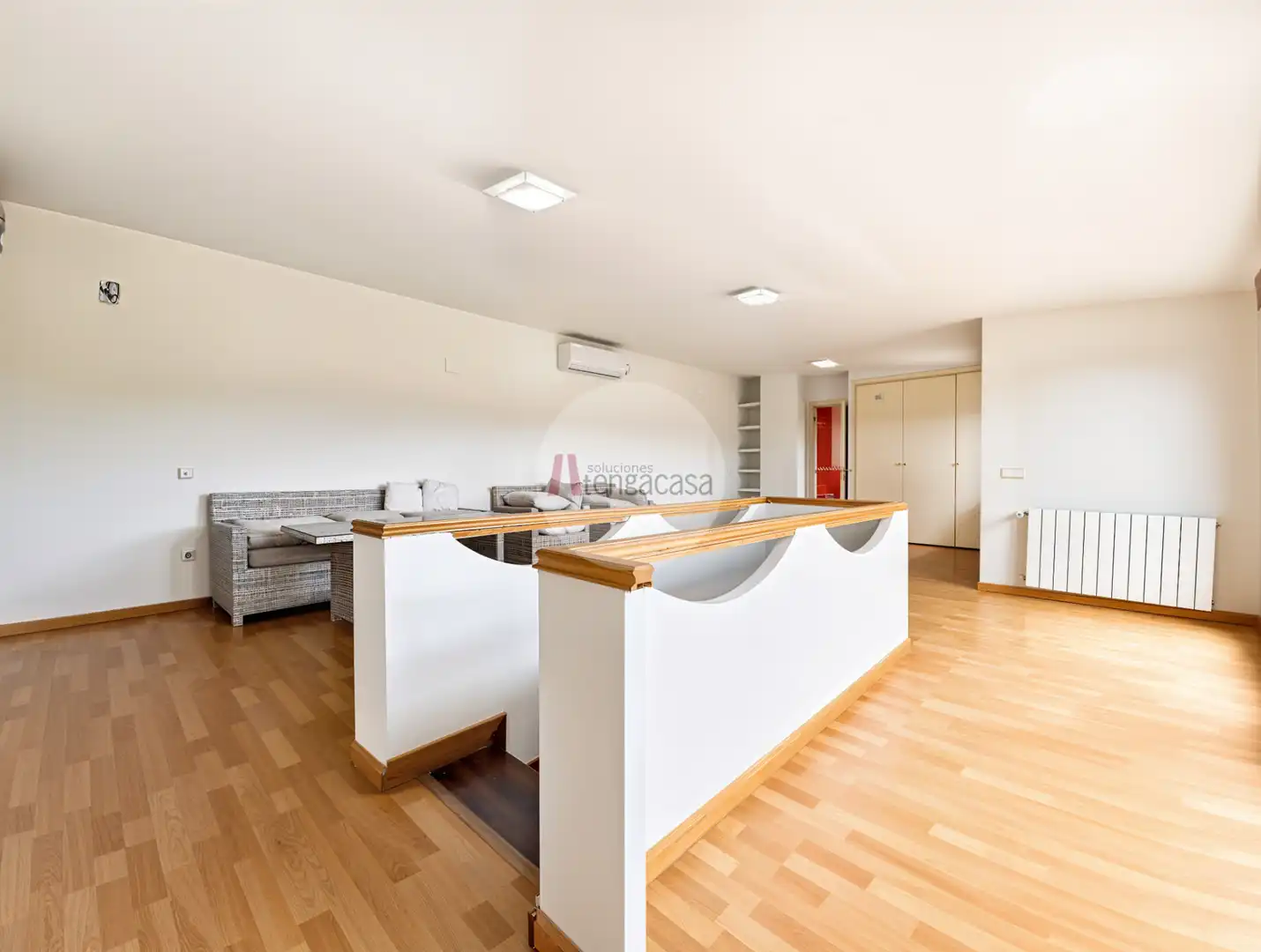 Living room of Attic for rent in Pozuelo de Alarcón  with Air Conditioner, Heating and Parquet flooring