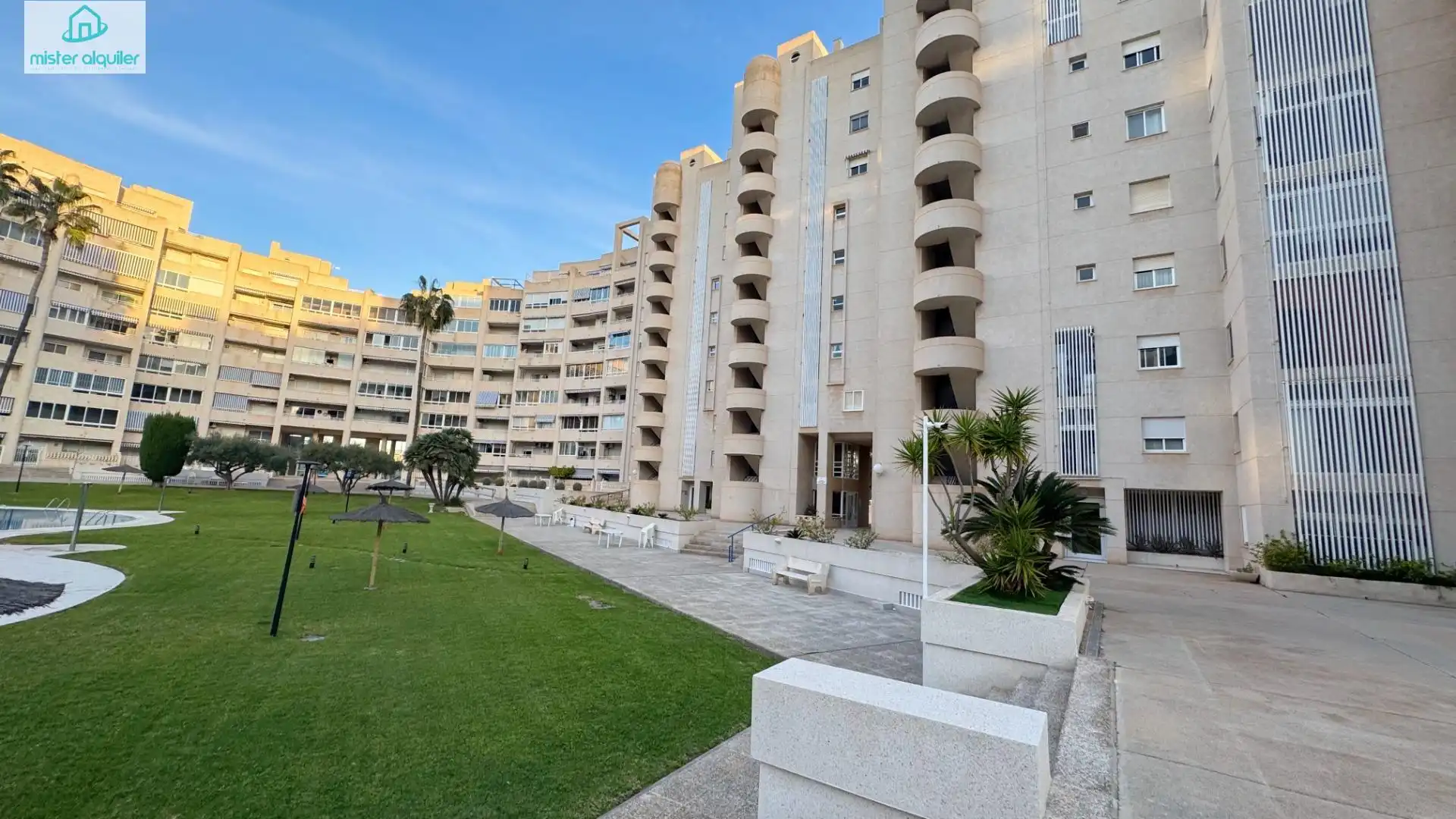 Vista exterior de Apartament en venda en El Campello amb Aire condicionat, Calefacció i Jardí privat