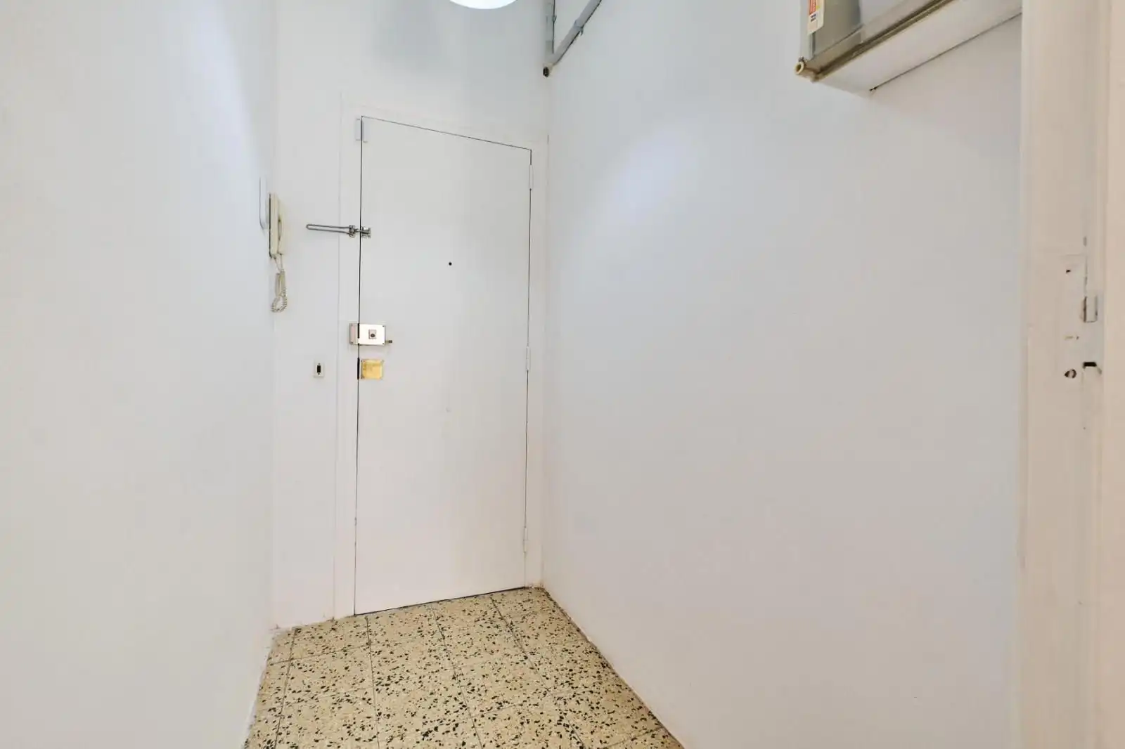 Flat for sale in Barcelona  with Air Conditioner, Washing machine and Microwave