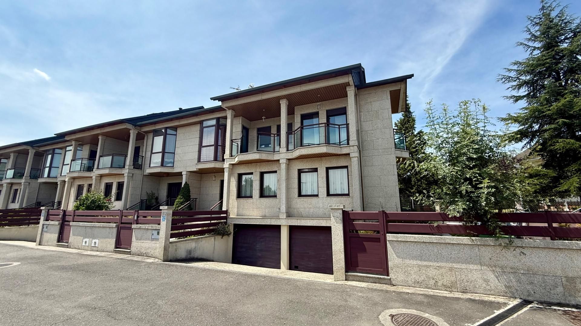 Vista exterior de Casa adosada en venda en San Cibrao das Viñas amb Calefacció, Jardí privat i Balcó