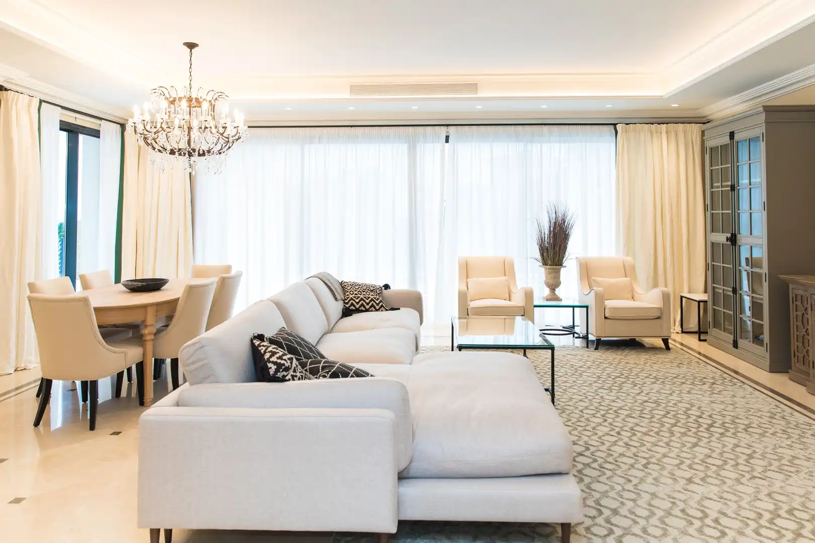 Sala de estar de Casa o chalet en venta en Benahavís con Aire acondicionado, Calefacción y Jardín privado