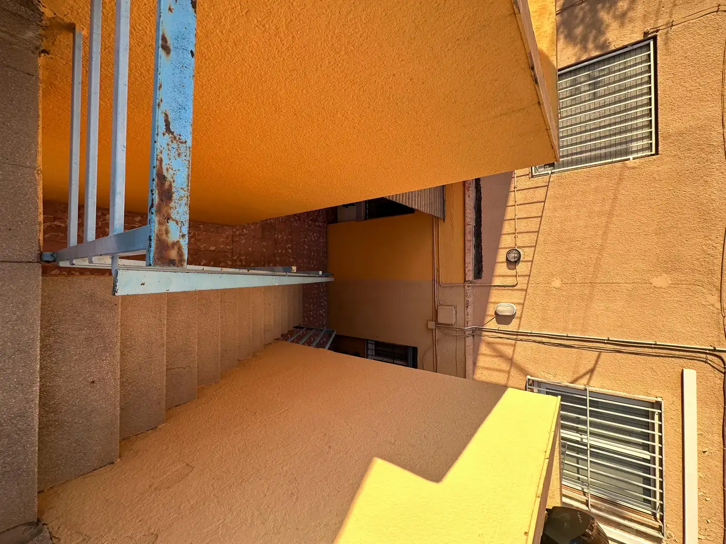 Vista exterior de Pis en venda en Santa Coloma de Gramenet amb Terrassa i Balcó