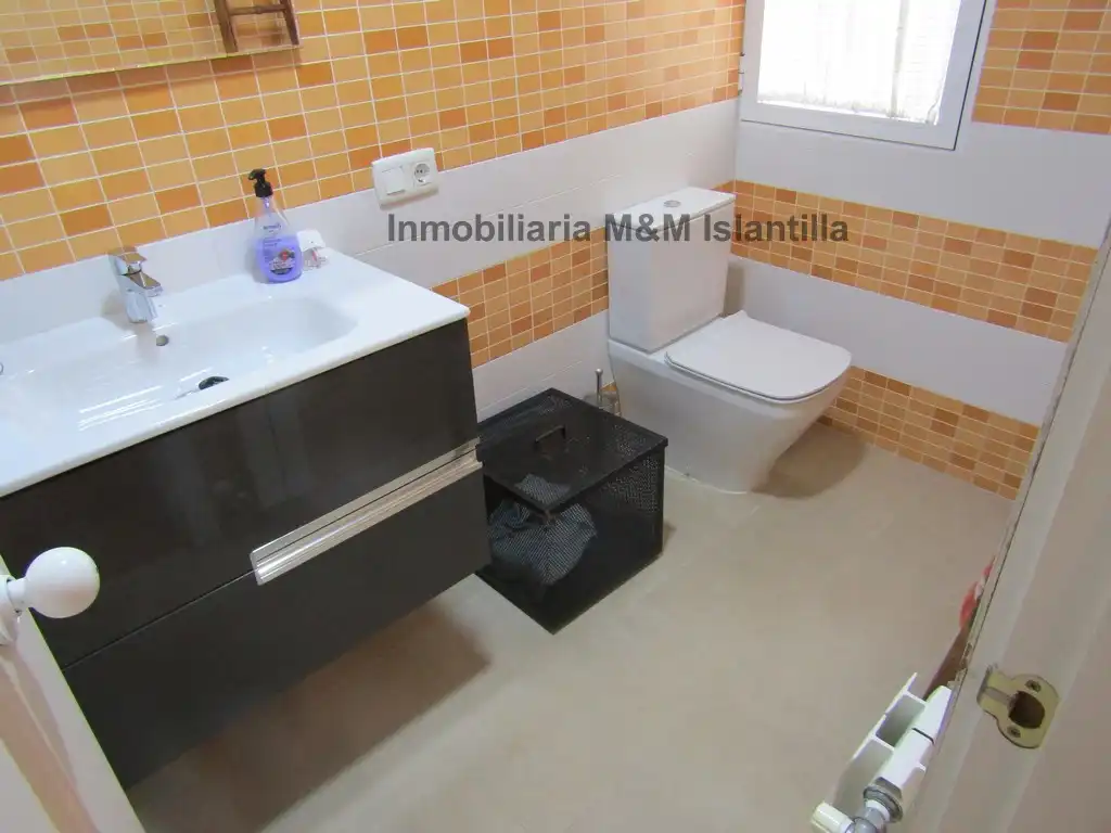 Baño de Casa adosada en venta en Islantilla con Jardín privado, Terraza y Amueblado