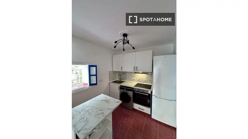 Cuina de Apartament per a compartir en Cártama amb Aire condicionat, Terrassa i Moblat