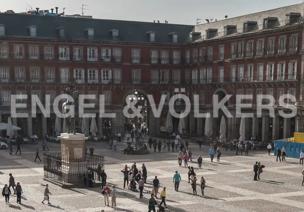 Vista exterior de Pis en venda en Madrid amb Calefacció