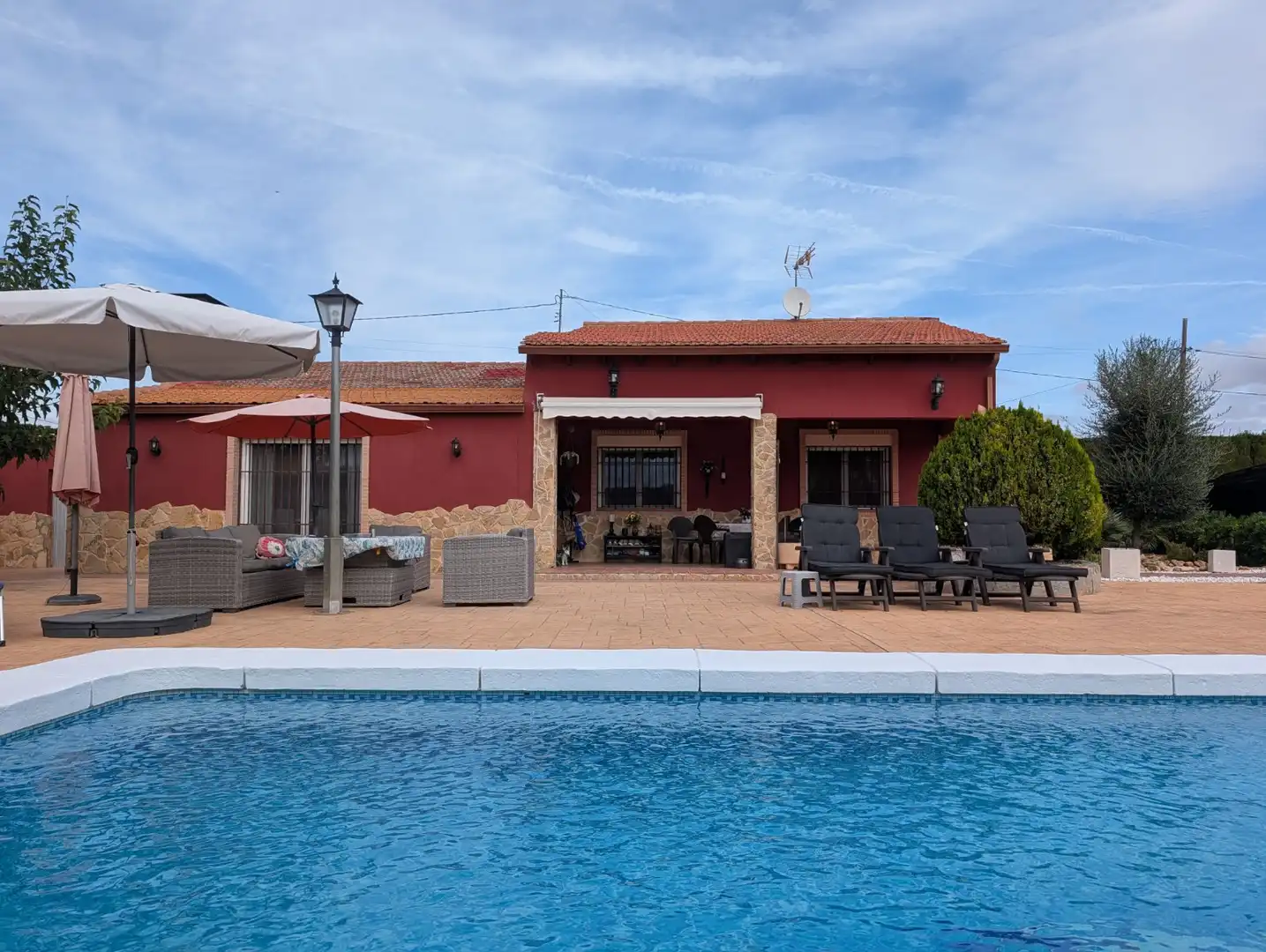 Maison rustique avec piscine à vendre à Sax