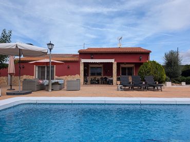 Maison rustique avec piscine à vendre à Sax