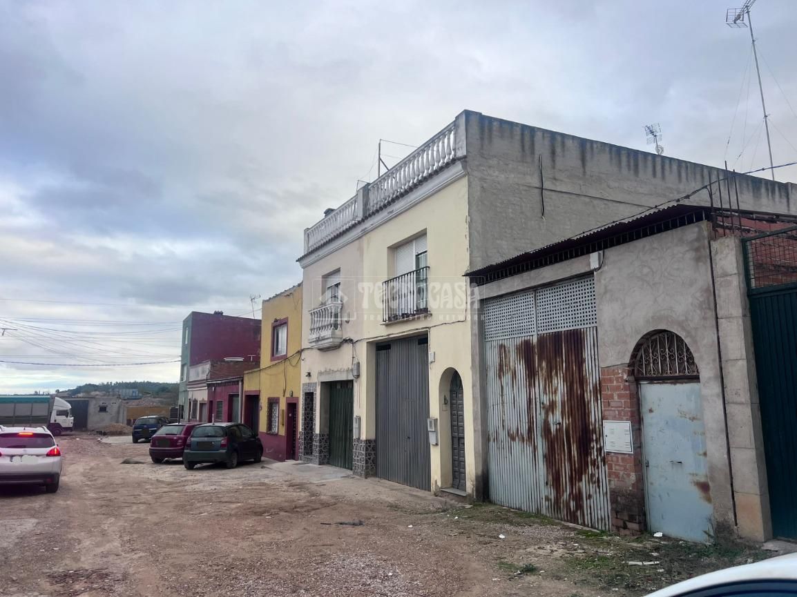 Exterior view of Single-family semi-detached for sale in Badajoz Capital  with Air Conditioner, Terrace and Storage room