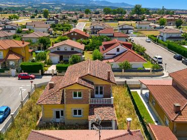 Chalet con balcón en venta en Santa Ana