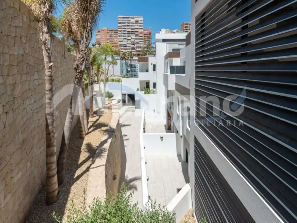 Außenansicht von Haus oder Chalet zum Verkauf in Benidorm mit Klimaanlage, Heizung und Privatgarten